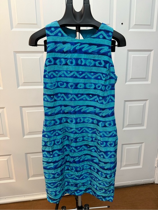 Maggy London Dresses & Skirts - Sleeveless Silk Blue Patterned Shift Dress